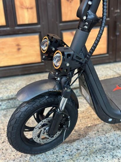 صورة سكوتر كهربائي مقعد وشنطة بعجلين